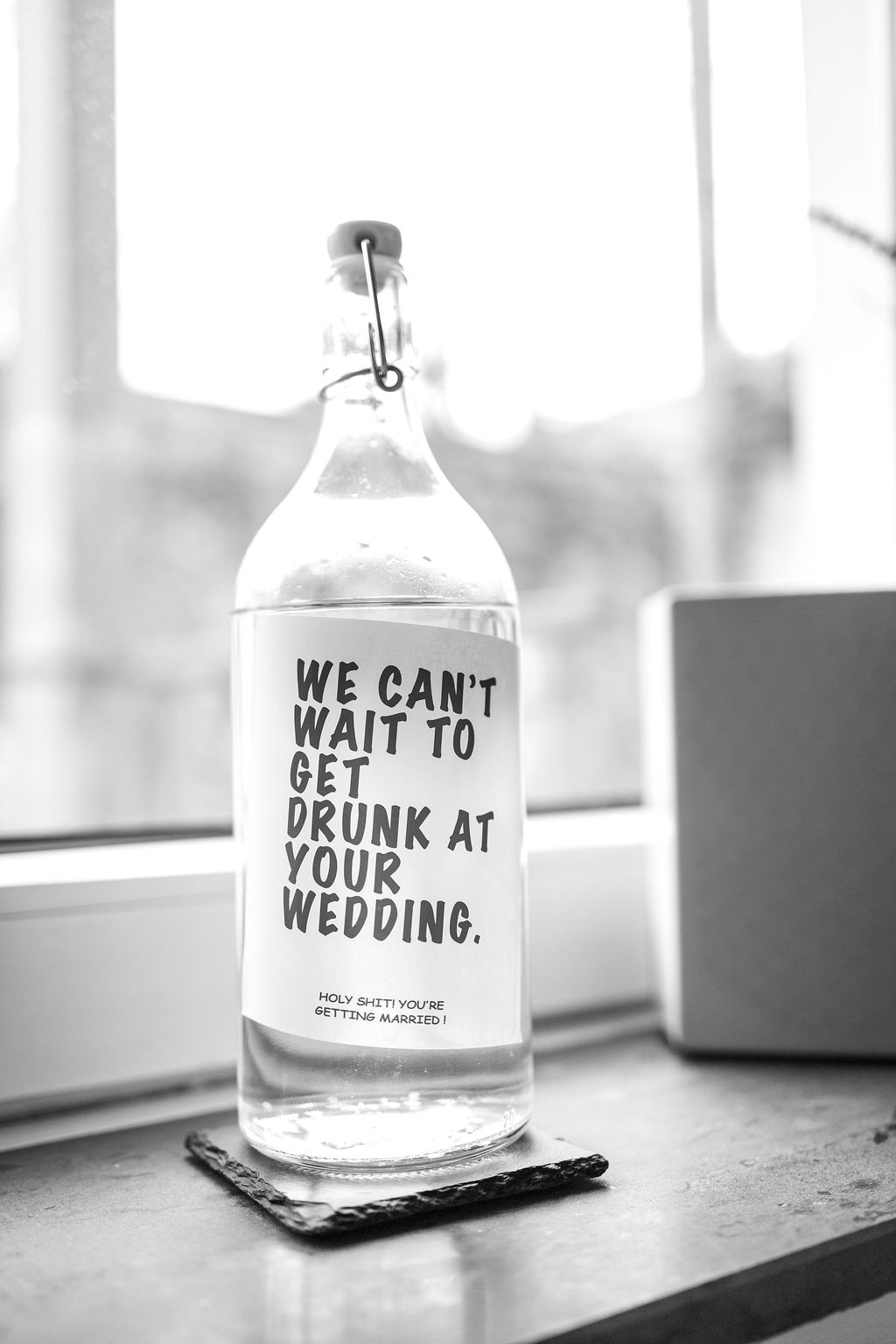 Eine Flasche mit Verschluss, darauf ein Etikett mit englischem Text auf einem Untersetzer.