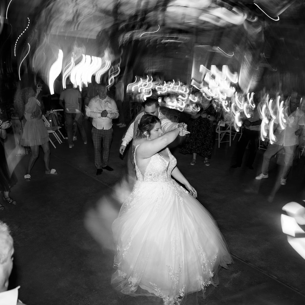 Brautpaar tanzt in Bewegung auf Hochzeitsparty, Schwarz-Weiß.