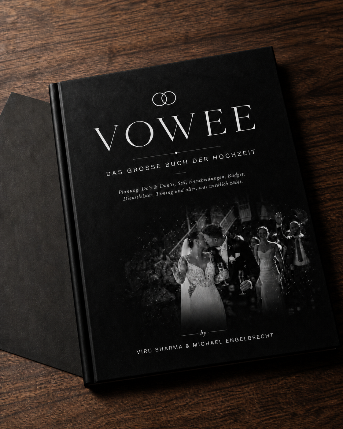 VOWEE – Das große Buch der Hochzeit, schwarzes Hardcover auf Holztisch
